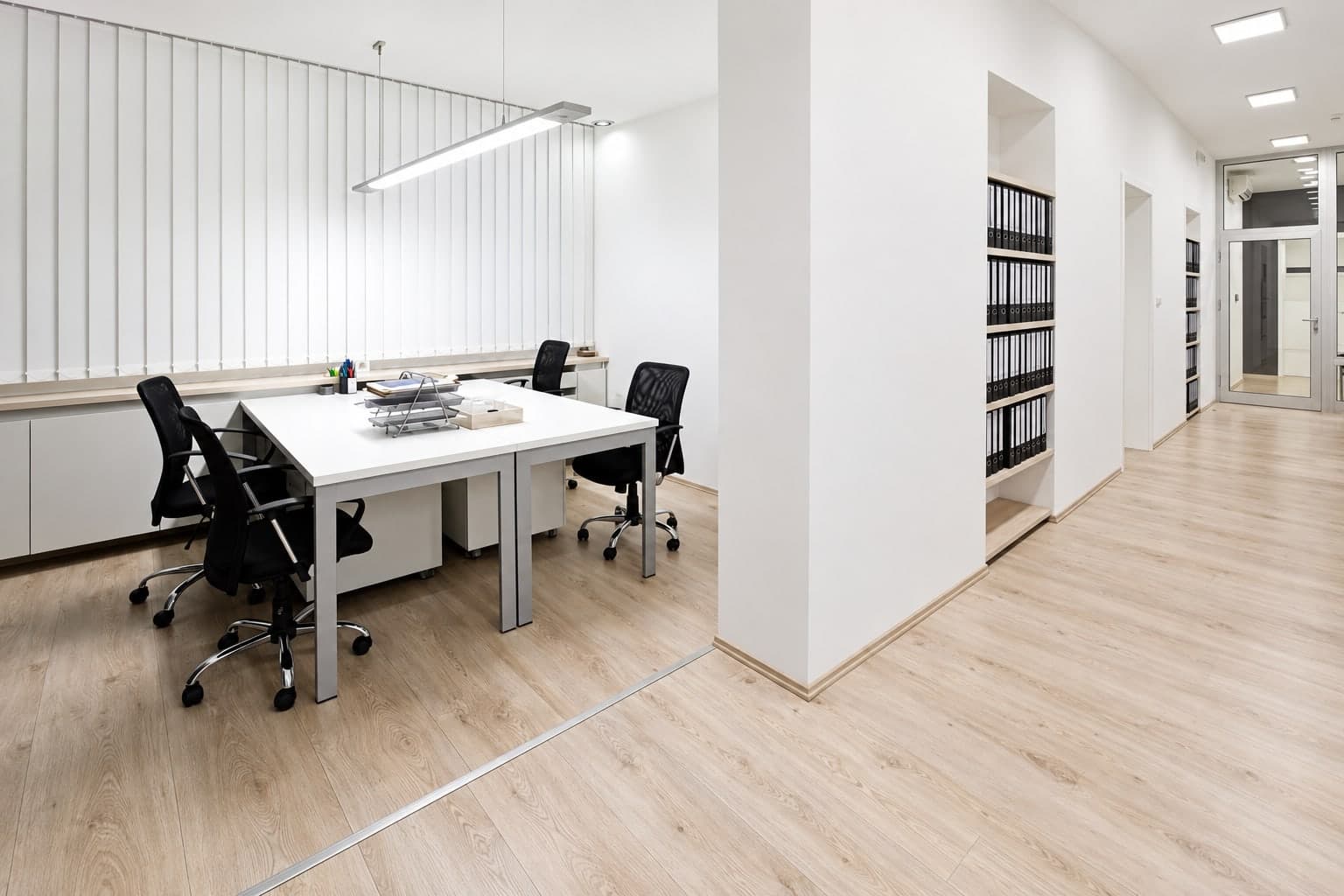 Bureau lumineux avec sol en bois clair entretenu par Avenion