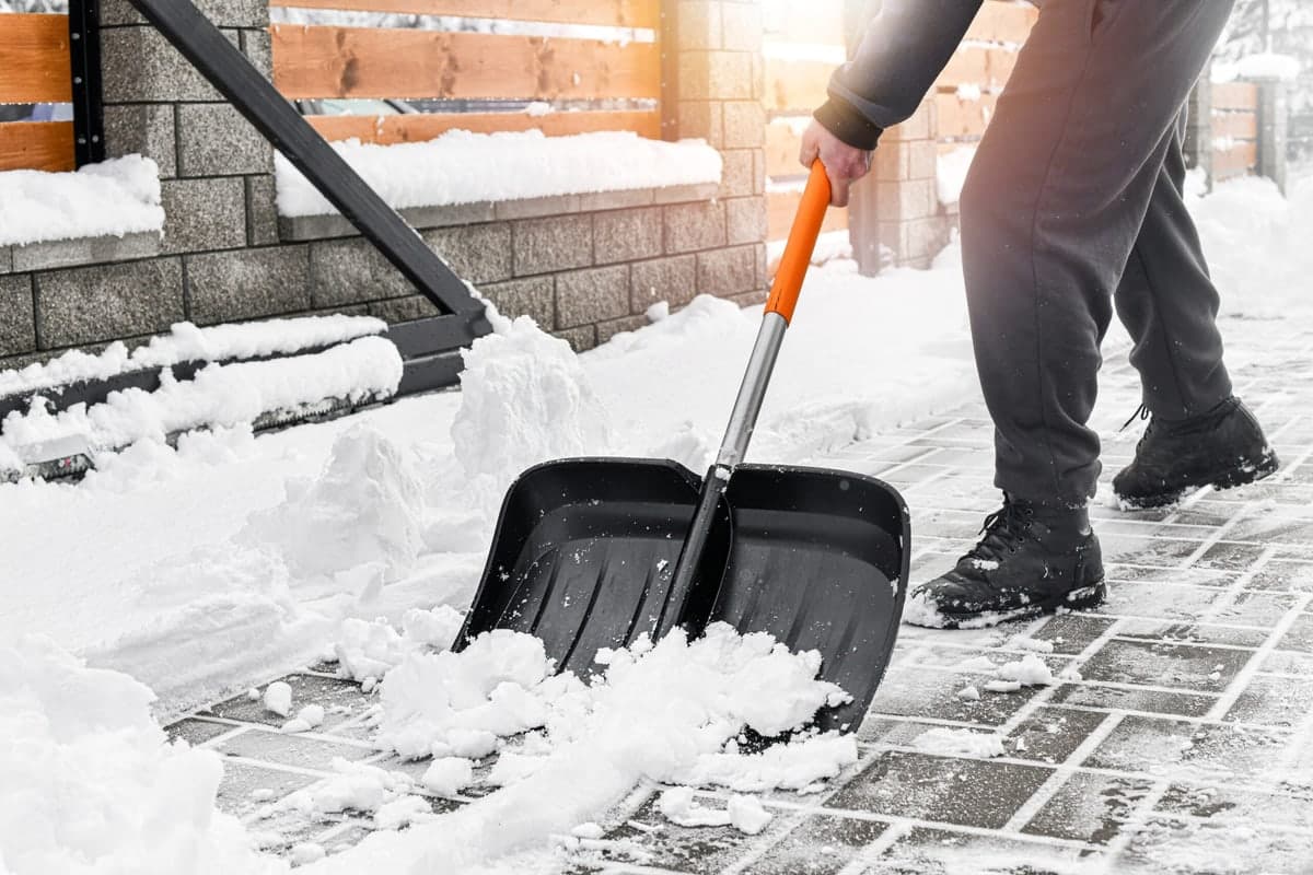 Déneigement d'un accès extérieur à la pelle
